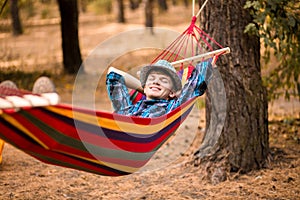 Giovane Contento gratuito uomo un cappello rilassante al di fuori amaca foresta 