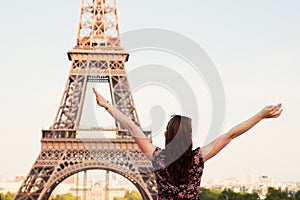 Jung Glücklich eine Frau beschichtung der Turm, Frankreich 