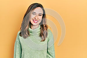 Mladý hispánský nošení ležérní oblečení hledá pozitivní šťastný stojící a sebejistý úsměv zobrazené zuby 