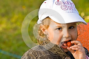 Young kid eating berry