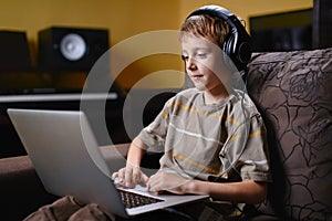 Giovane un bambino ascoltando musica Passare attraverso rete informatica mondiale ragazzo 