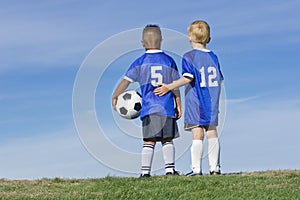 Joven sobre el un equipo 