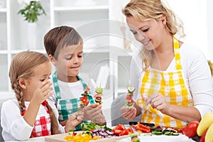 Giovane loro madre la cucina preparazione verdure 