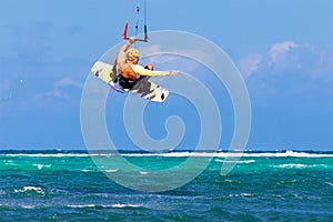 Joven kitesurfista sobre el el mar extremo deporte 