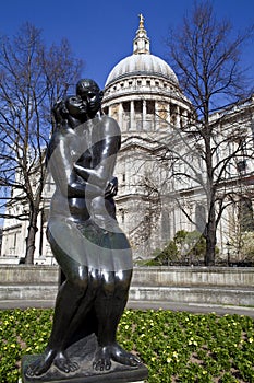 Young Lovers Sculpture and St. Paus Cathedral in London