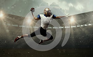 Mladý muž americký fotbal hráč na stadion v pohyb. akce činnost,. leták reklama 