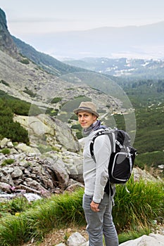 Mladý muž s batohom turistika v horách