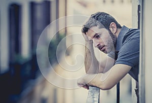 Mladý muž na balkón v deprese utrpení citový krize 
