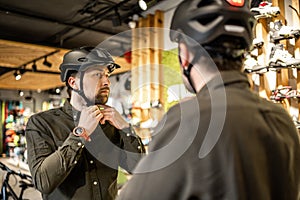 Joven hombre Llegó sobre el mantener. él es un medición casco. masculino escogerá casco en Deportes dispositivos mantener. comprar 