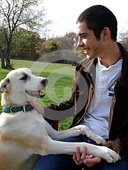 Joven hombre a el perro 