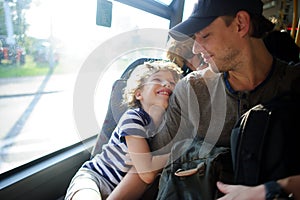 Mladý muž jde podle autobus společně syn 