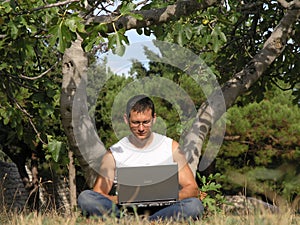 Giovane uomo il suo computer portatile 