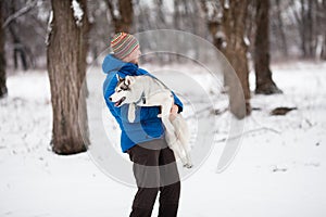 Man holding a puppy