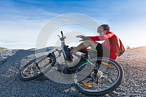 Young man hurting her leg after having an accident with the bike