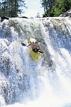 Giovane uomo kayak giù cascata 