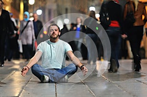 Joven hombre meditación en posición 