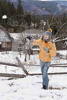 Joven hombre bolas de nieve 