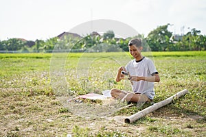 The young man prepares the rope