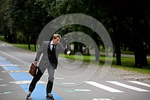 Giovane uomo sul strade pattini 