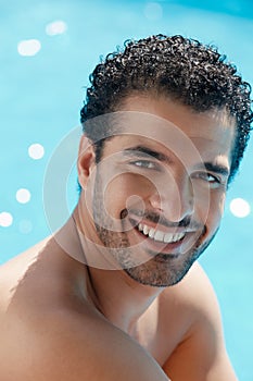 Mladý muž v plávanie bazén 