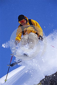 Mladý muž lyžovanie 