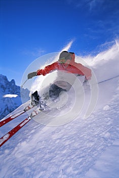 Joven hombre esquiar 