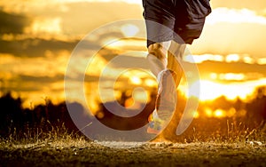 Giovane uomo forte gambe da marciapiede correre sul Sorprendente estate tramonto un salutare stile di vita 
