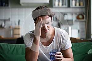 Giovane uomo sofferenza mal di testa emicrania O postumi della sbornia sul 
