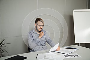 Joven hombre ellos piensan que sobre el nuevo contrato 