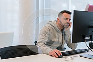 Joven hombre cansado a aburrido de su antes computadora pantalla 