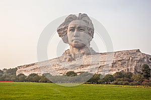 Young mao zedong sculpture