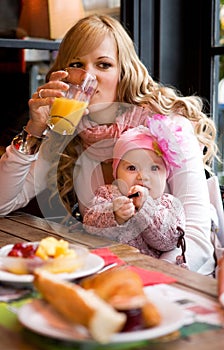 Jung Mutter a ein Kind mit Frühstück 