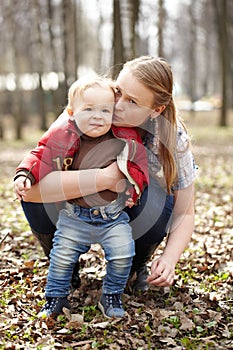 Joven madre a un hijo 