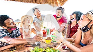 Joven multirracial amigos bebiendo sobre el Playa cóctel abrir nuevo verano divirtiéndose 