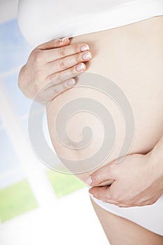 Joven dama conmovedor su barriga el embarazo 