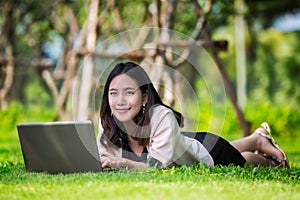 Mladý pekný ázie žena prenosný počítač písanie 