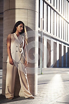 Young pretty brunette woman in fashion suit at buseness building posing cheerful, lifestyle people concept