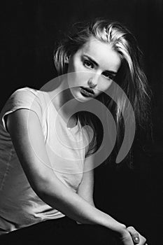 Young pretty woman portrait black&white, beautiful fashion