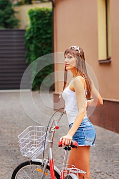 Young pretty woman retro hipster style outdoor portrait