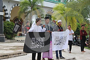 Young Proud With Al-Islam Flag Al Liwa Ar Roya