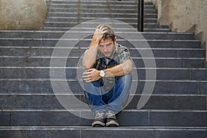 Giovane triste un disperato uomo al di fuori sul strade scala sofferenza ansia un depressione sensazione patetico pianto 