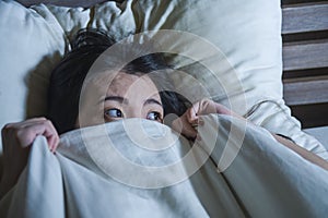 Giovane paura un ha sottolineato asiatico cinese una donna sdraiarsi un letto sofferenza incubo paura un panico avido coperta copertura suo montagne 