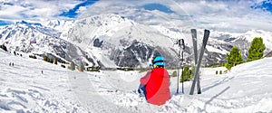Joven esquiador feliz en Alpes, 