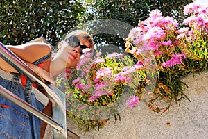 Young and smiling woman in a park.