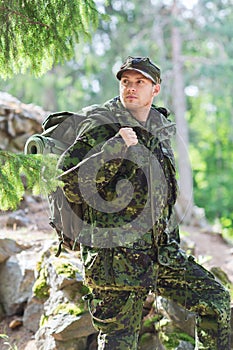 Mladý vojak batoh v les 