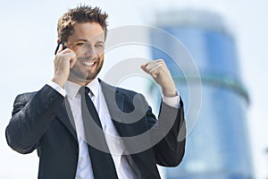 Mladý úspešný obchodník hovorenie mobilný telefón 
