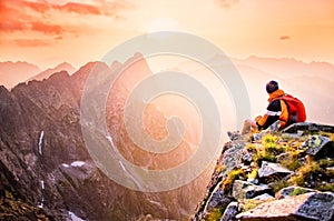 Mladý turista, turista sediaci na vrchole kopca
