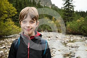 Portrét mladého turisty na pěší výlet ve Vysokých Tatrách, Slovensko