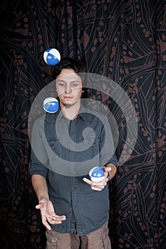 Young turkish guy playing juggling balls