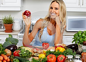 Mujer joven manzana en La cocina 